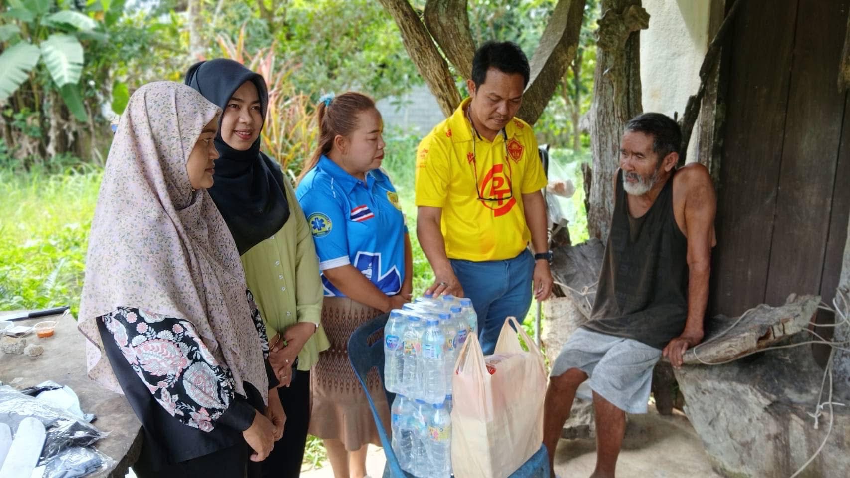 มอบสิ่งของเครื่องใช้ในชีวิตประจำวัน (แพมเพิล)ให้ผู้ป่วยติดเตียง จำนวน 2 ราย ในพื้นที่ หมู่ที่ 1 บ้านผังปาล์ม 1 ตำบลปาล์มพัฒนา อำเภอมะนัง จังหวัดสตูล จากงบประมาณโครงการ ขยะ ปัน สุข