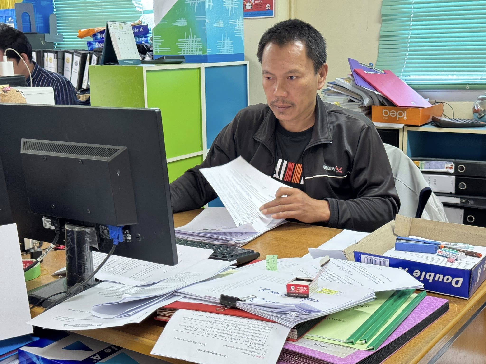 บรรยากาศของเจ้าหน้าที่ในการคีย์ข้อมูลลงทะเบียนช่วยเหลือผู้ประสบภัยอุทกภัย ในช่วงฤดูฝน ปี2568
